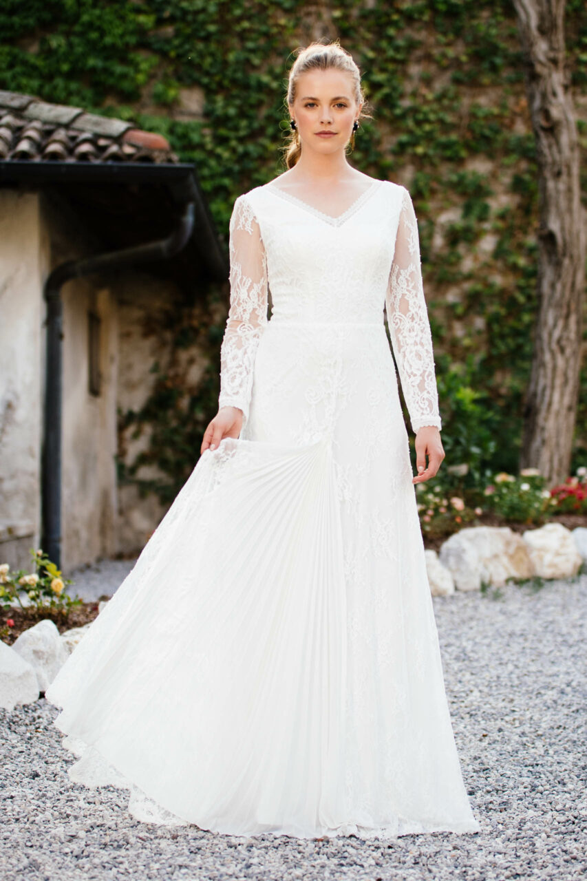 Brautkleid extravagant – raffiniertes Vintage Spitzenkleid mit Langarm – Augusta