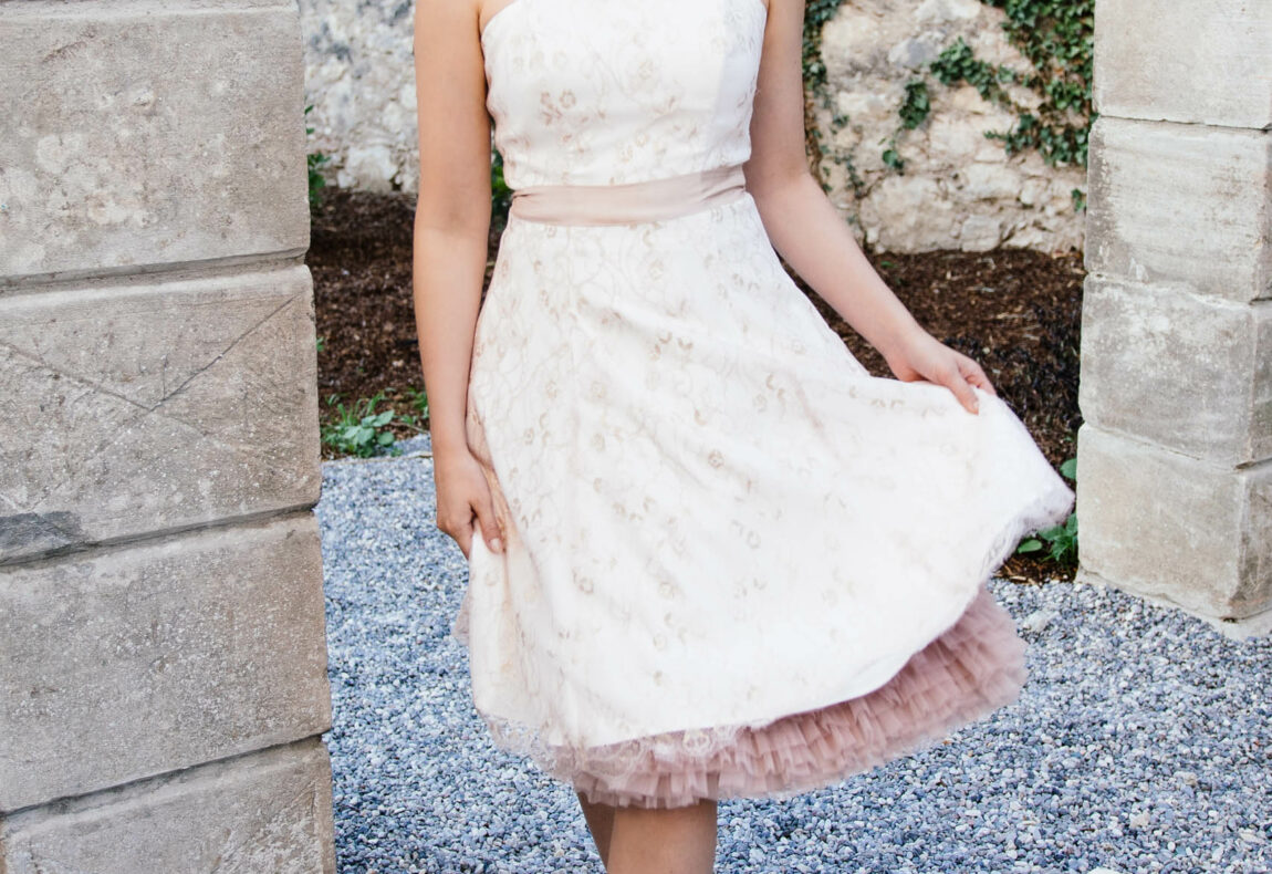 Brautkleid im 60er Jahre Stil – Langarm Minikleid mit Bubikragen · küss