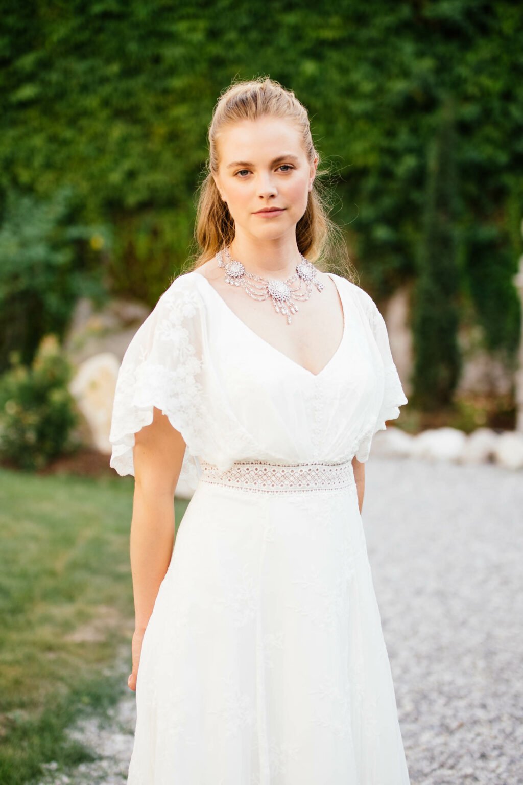 Braut im Boho-Kleid mit weiten Fledermausärmeln aus Spitze
