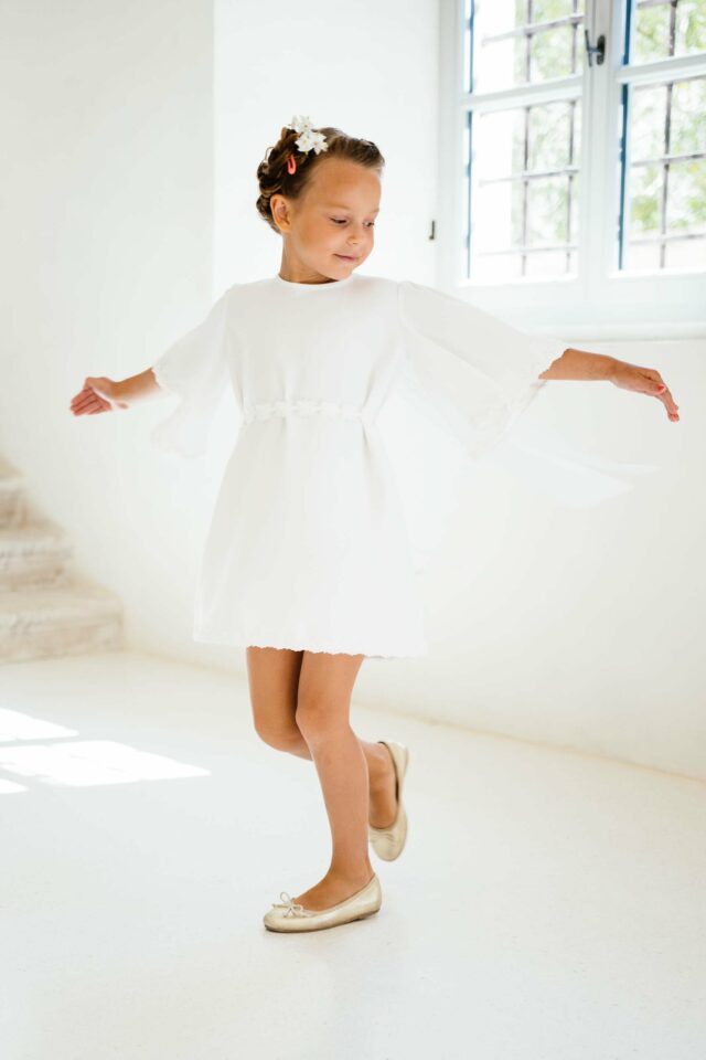 Nachhaltiges Kinderkleid zur Hochzeit –  entzückend mit weiten Engelsärmeln – Miki