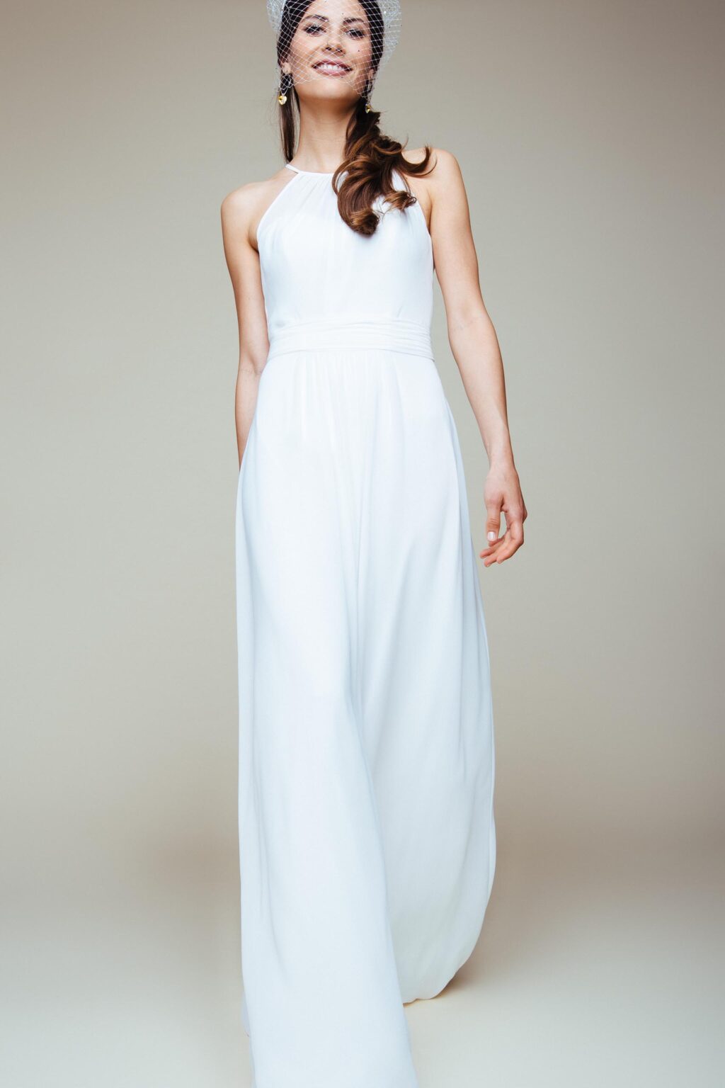 Schlichtes, schmales Chiffon-Brautkleid KUESSdieFINJA mit amerikanischem Armausschnitt