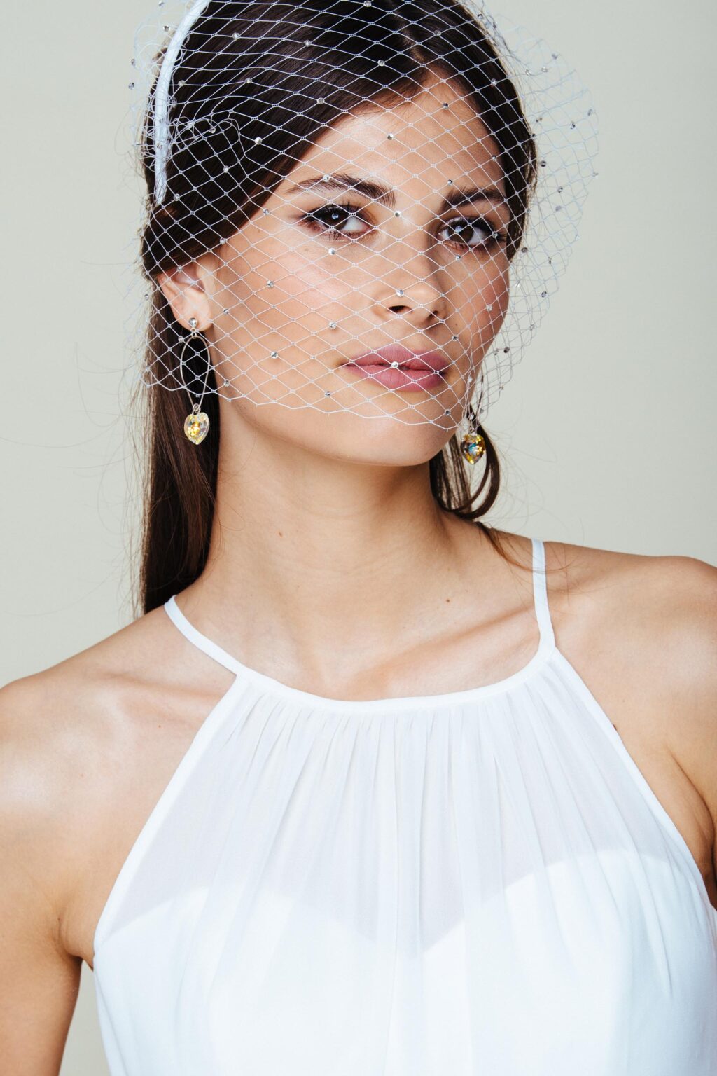 Braut im Brautkleid KUESSdieFINJA mit Haarreif und kurzem Augenschleier