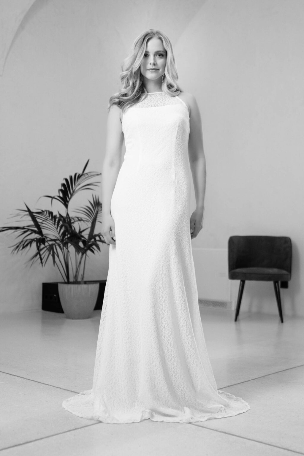 Brautkleid KUESSdieRENA aus veganen Stoffen: recycelte Stretch-Spitze mit amerikanischer Schulter