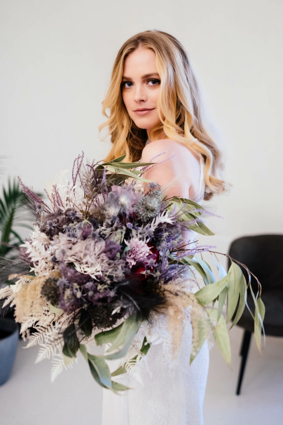 Braut mit opulentem Brautstrauß aus Trockenblumen
