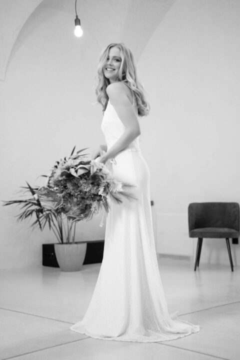 Braut mit Brautstrauß aus Trockenblumen