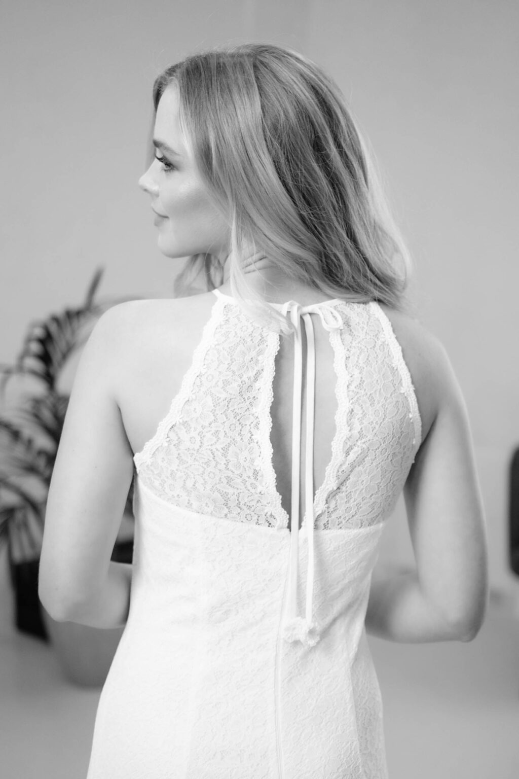 Rückendetail des veganen Brautkleids KUESSdieRENA aus recycelter Spitze