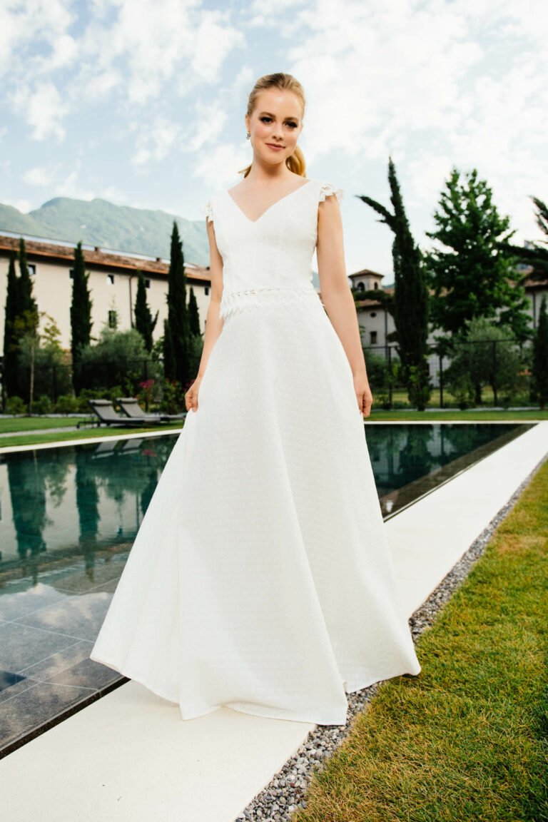 Zweiteiliges Brautkleid aus bestickter Bio Baumwolle
