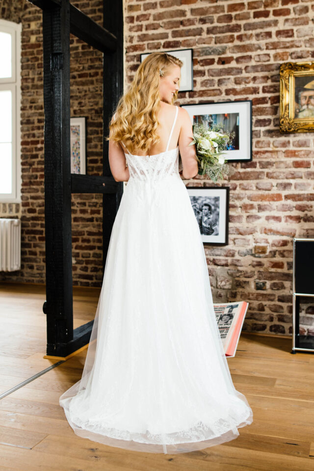 Brautkleid mit leicht transparenter Corsage mit schmalen Trägern & Tüllrock – Kylie