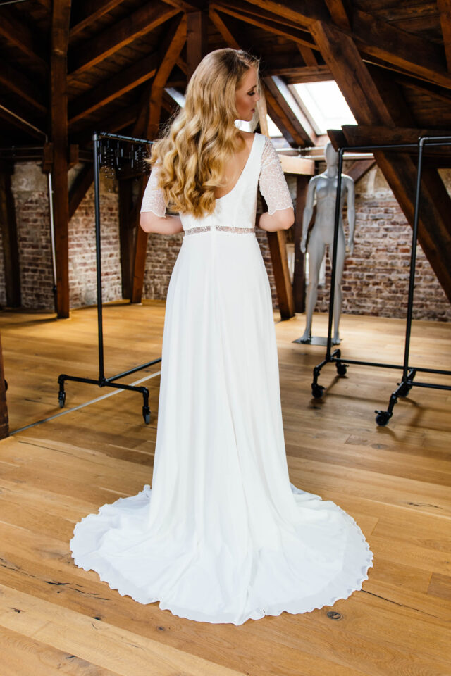 Brautkleid mit Rundhalsausschnitt & 3/4 Arm – glatter Chiffonrock mit transparenter Taille – Helene