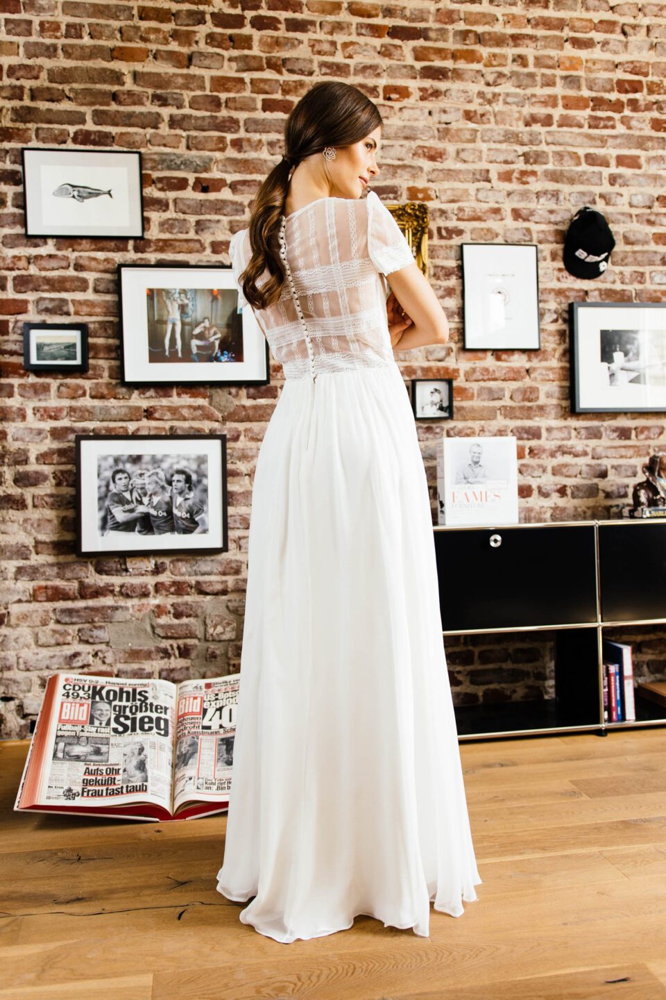Vintage Brautkleid mit Kurzarm und viel Transparenz im Rücken