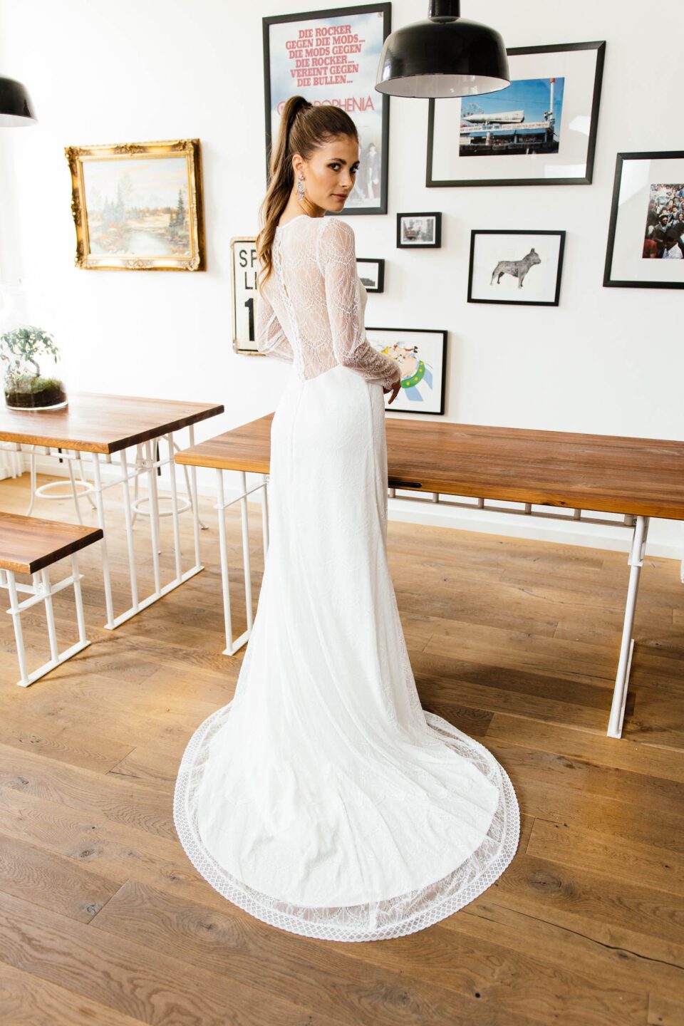 Langarm Brautkleid mit Schleppe & tiefem, transparentem Spitzenrücken.