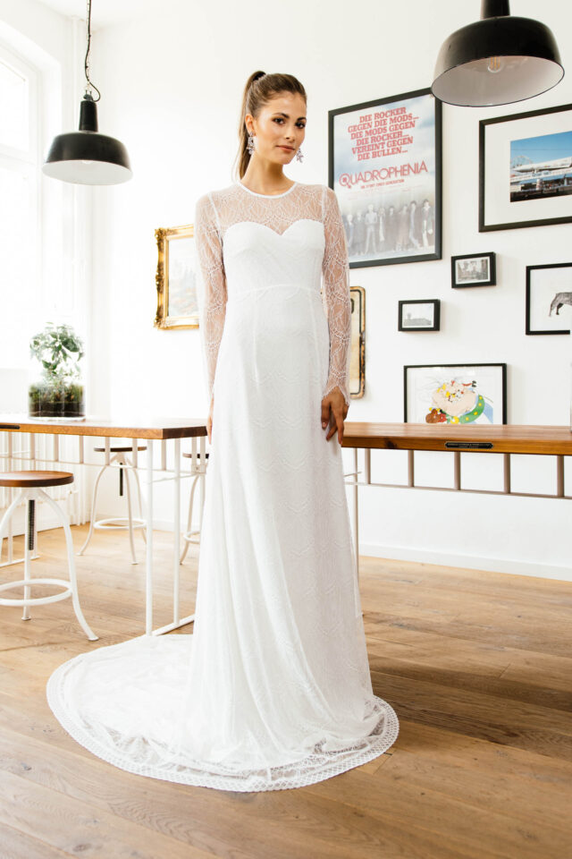 Brautkleid Langarm in Spitze – elegantes Vintage Kleid mit transparentem Rücken – Helia