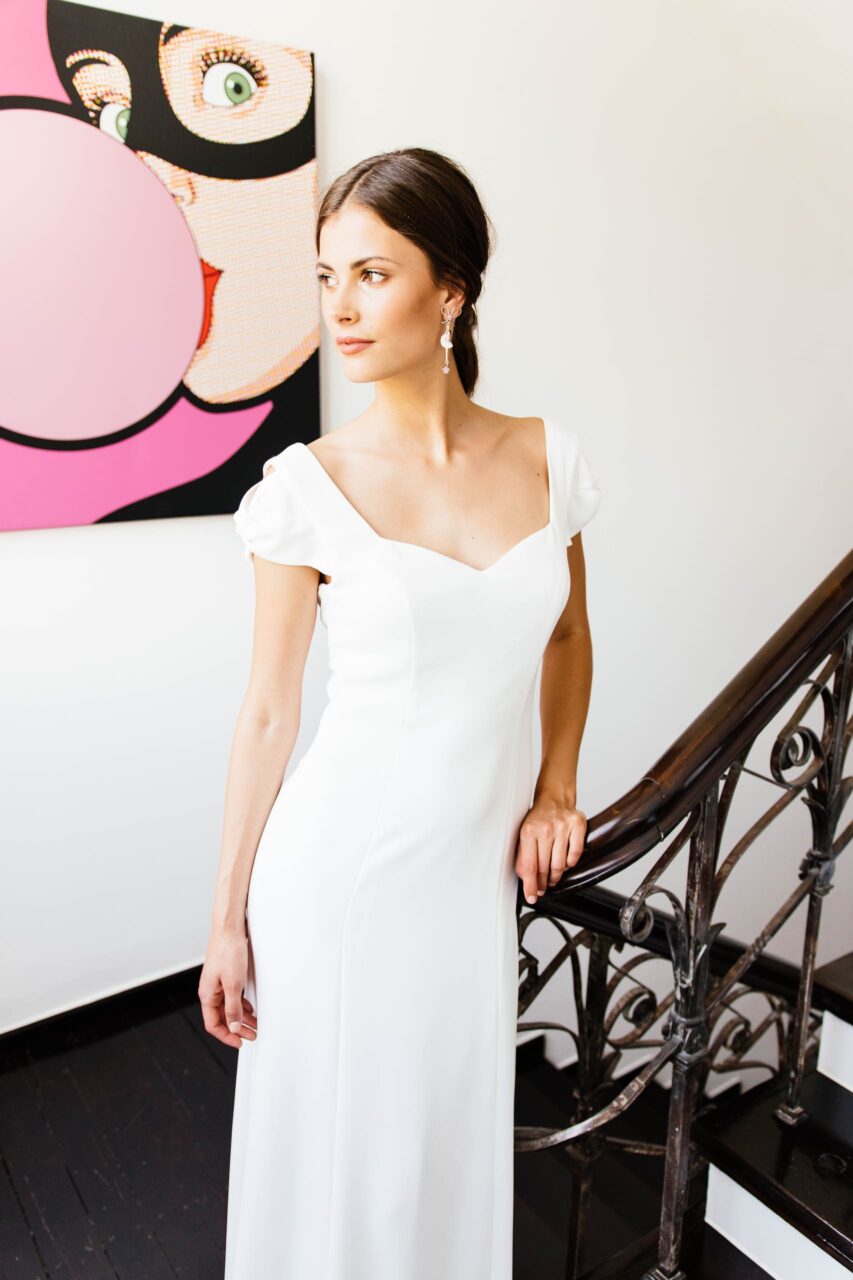 Elegantes Brautkleid mit tiefem Rückenausschnitt & raffinierten Knoten-Details am Ärmel – Franca
