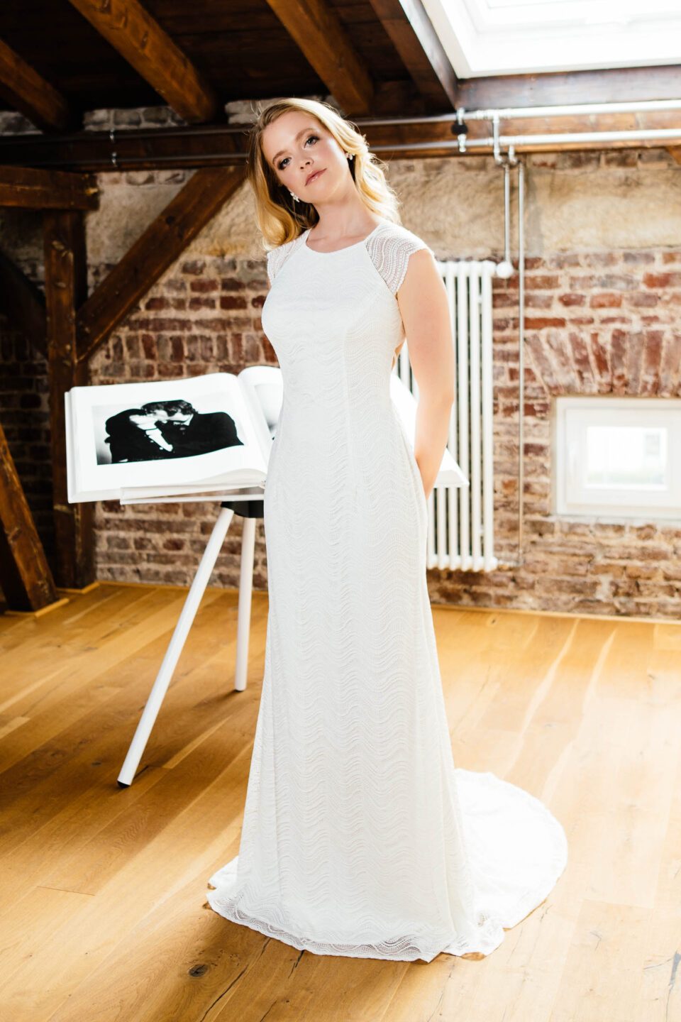 Figurbetontes Hochzeitskleid mit Schleppe.