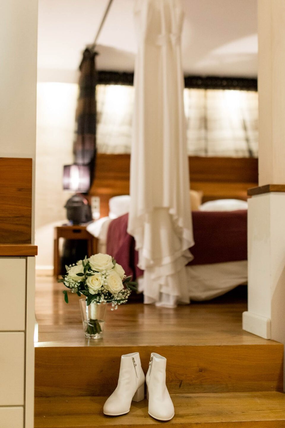 Brautschuhe und Strauß im Hotelzimmer von Rebers Pflug in Schwäbisch Hall 