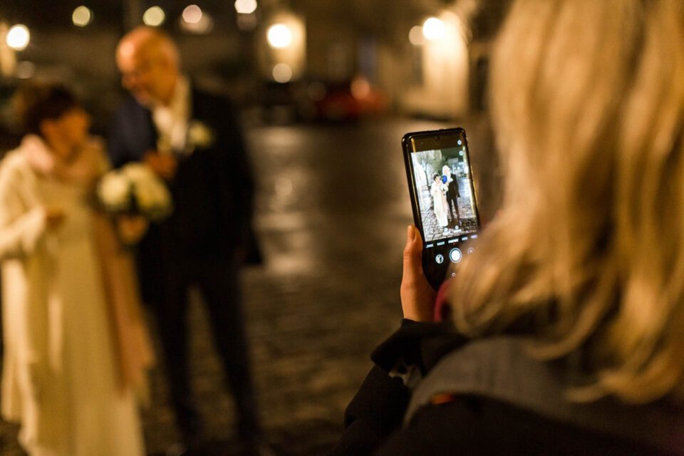 Handybild vom Brautpaar nach der Hochzeit im Dezember