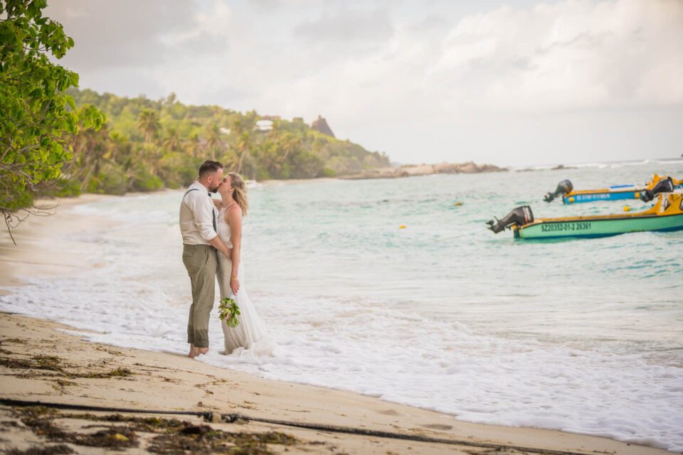 Brautpaar küsst sich am Strand auf Mahé bei Destination Wedding auf den Seychellen