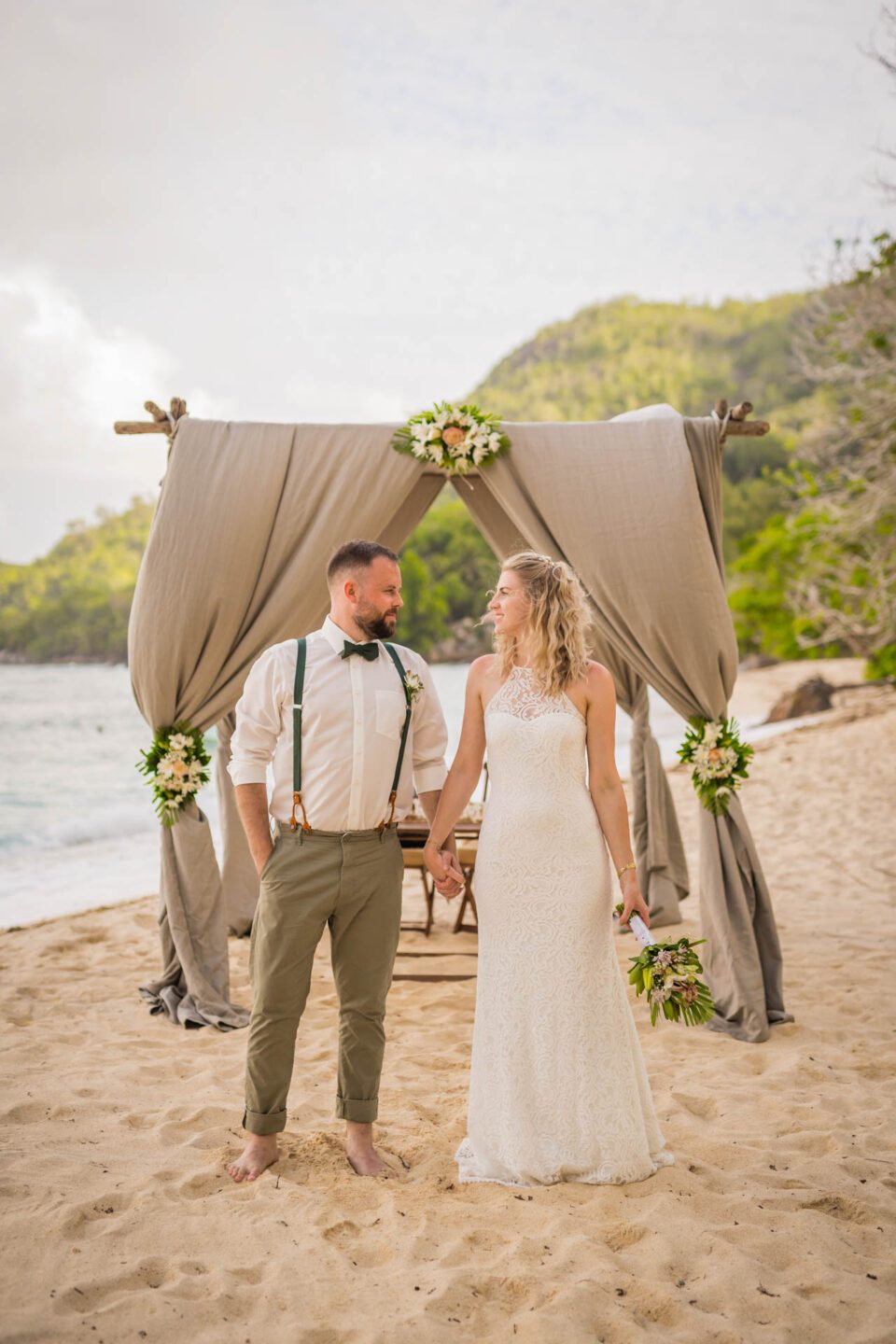 Brautpaar am Strand auf Mahé bei Destination Wedding auf den Seychellen