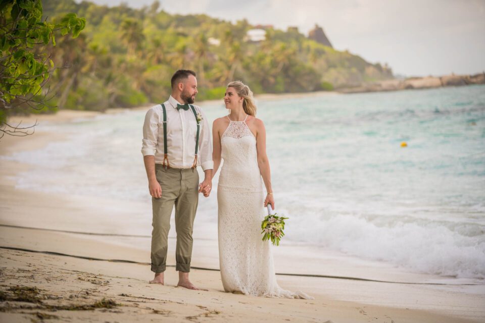 Brautpaar Hand in Hand am Sandstrand auf Mahé 