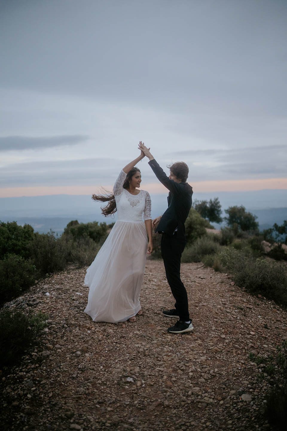 Brautkleid Zweiteiler in Spanien - Brautpaar tanzt auf Montserrat