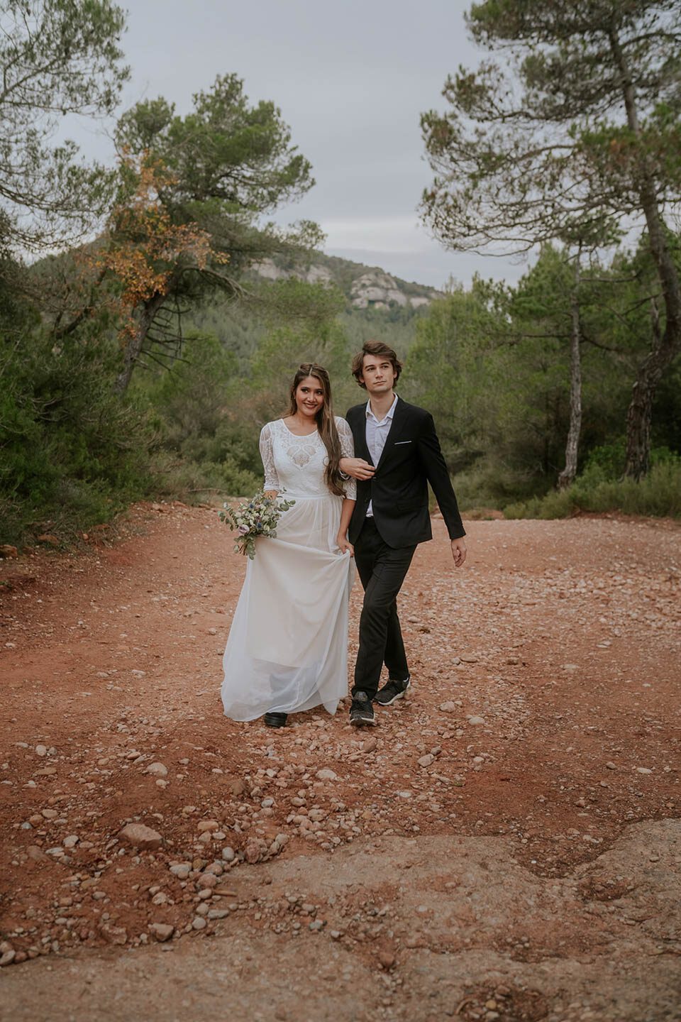 Brautkleid Zweiteiler in Spanien - Brautpaar spatiert in der Gebirgskette Montserrat