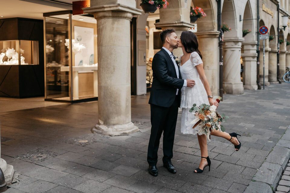 Brautpaar küsst sich auf dem Prinzipalmarkt in Münster