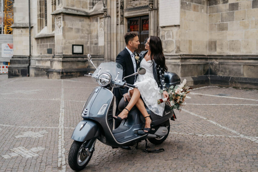 Braut Lederjacke zum kurzen Kleid | City Hochzeitsinspiration in Münster auf dem Prinzipalmarkt