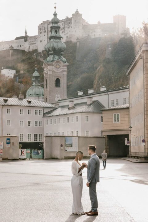 Brautpaar in Salzburg, im Hintergrund die Burg 