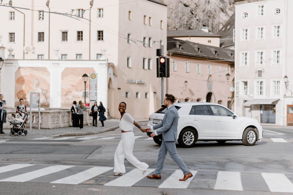 Brautpaar geht über einen Zebrastreifen in Salzburg