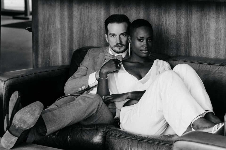 Brautpaar sitzt auf einem Sofa, schwarzweiß Bild