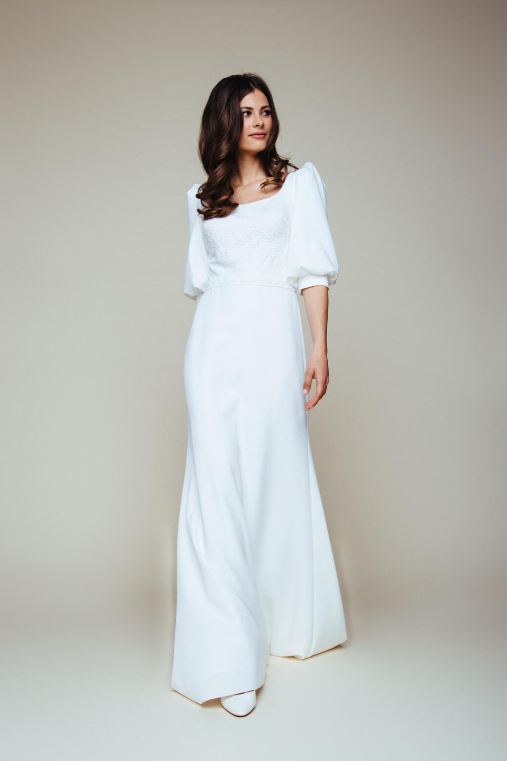 Braut im schlichten Kleid mit ellenbogenlangen Puffärmeln