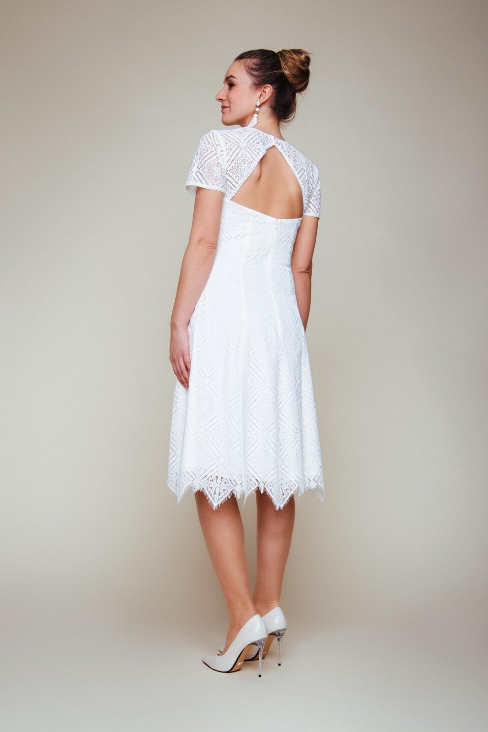 Brautkleid-sportlich-Kessi-11 Sportliches Brautkleid mit besonderem Rückenausschnitt