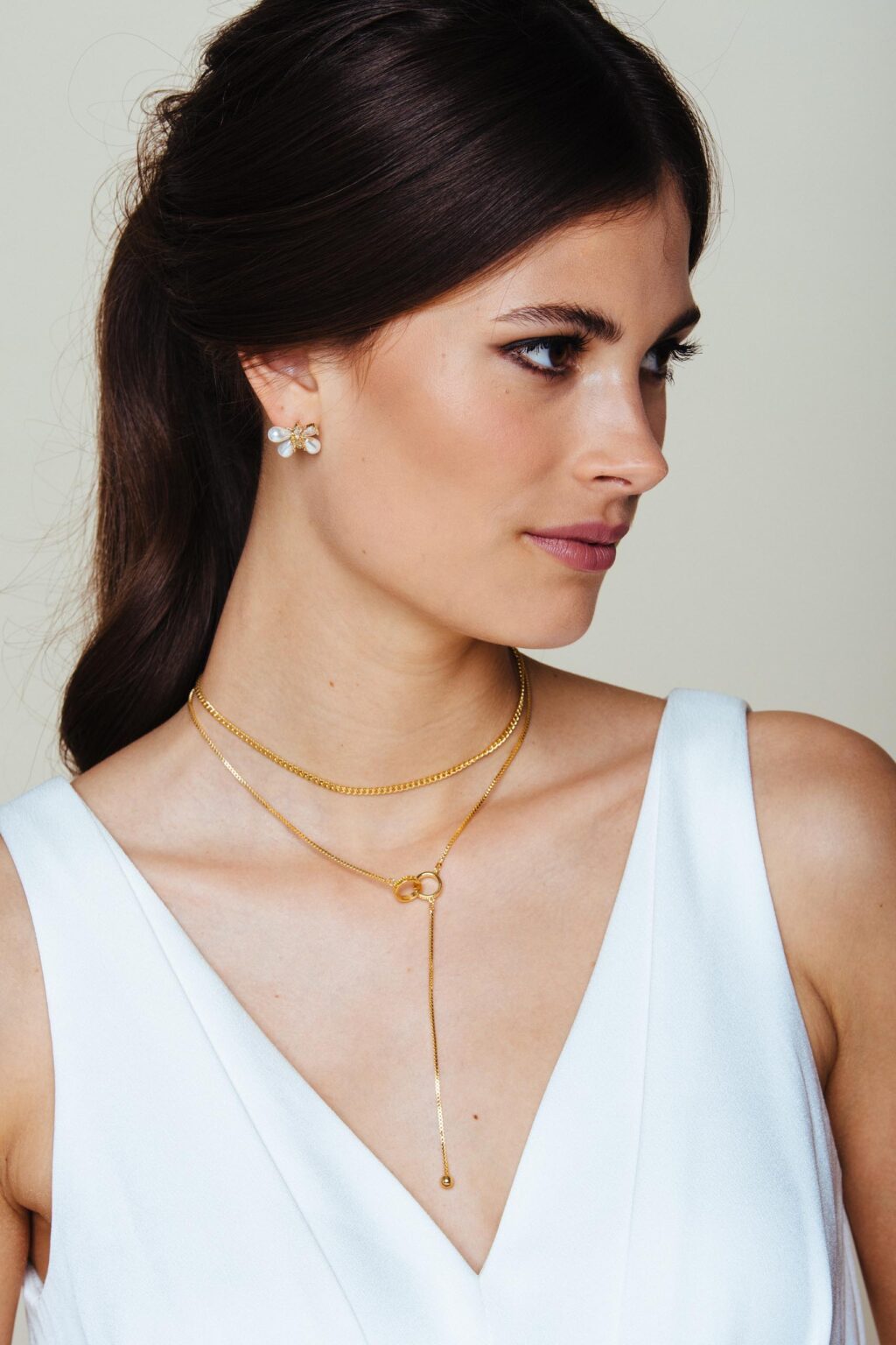 Nahaufnahme einer Braut mit V-Ausschnitt und feiner langer Goldkette