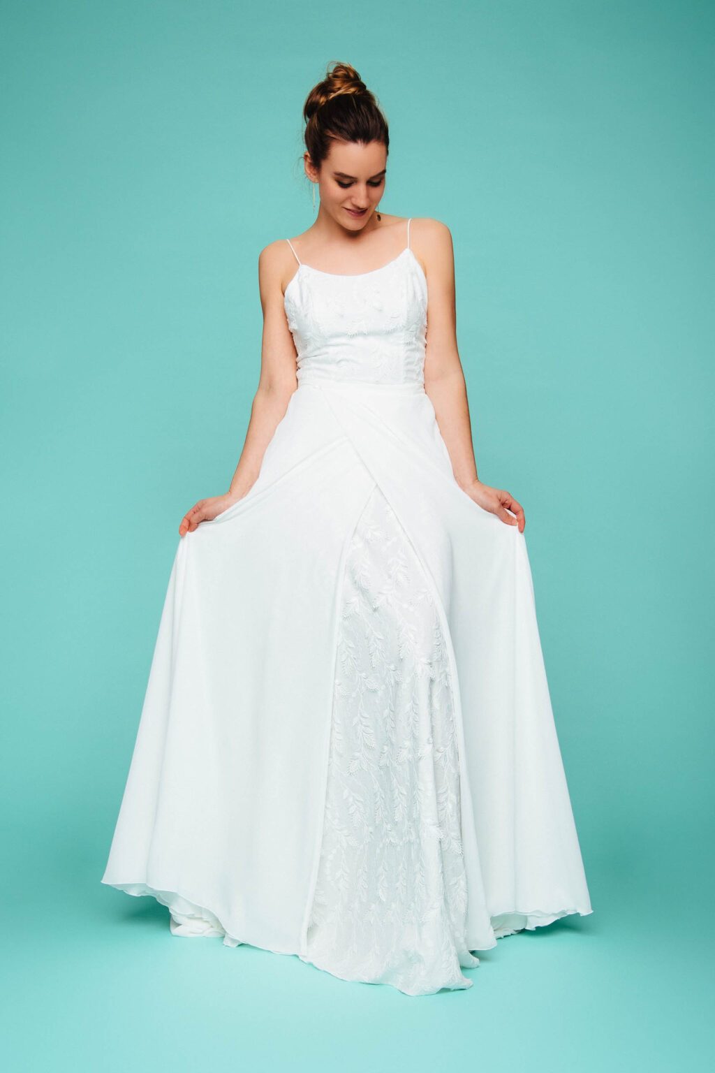 Spaghettiträger-Brautkleid KUESSdieGENUA aus Bio-Baumwolle mit Blumenranken und Chiffonrock
