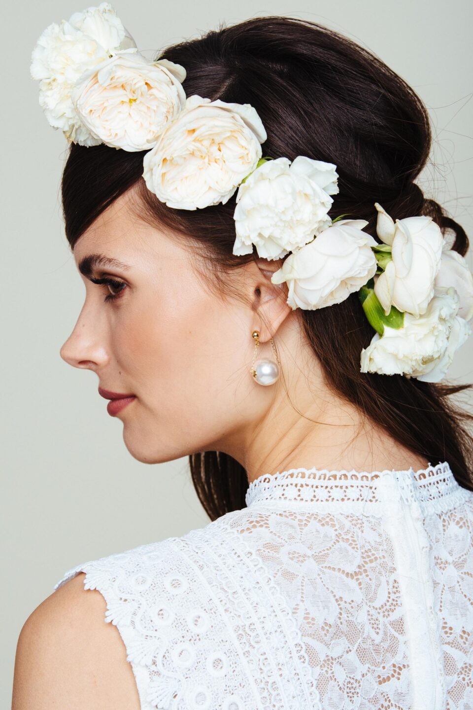 Boho Braut mit Blumenkranz im Haar