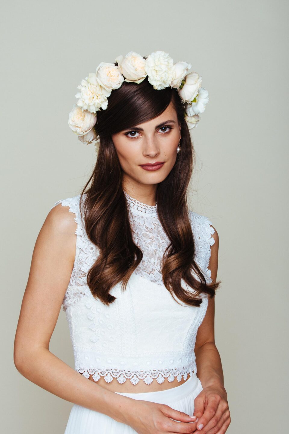 Boho Braut mit Blumen im haar und Spitzenoberteil