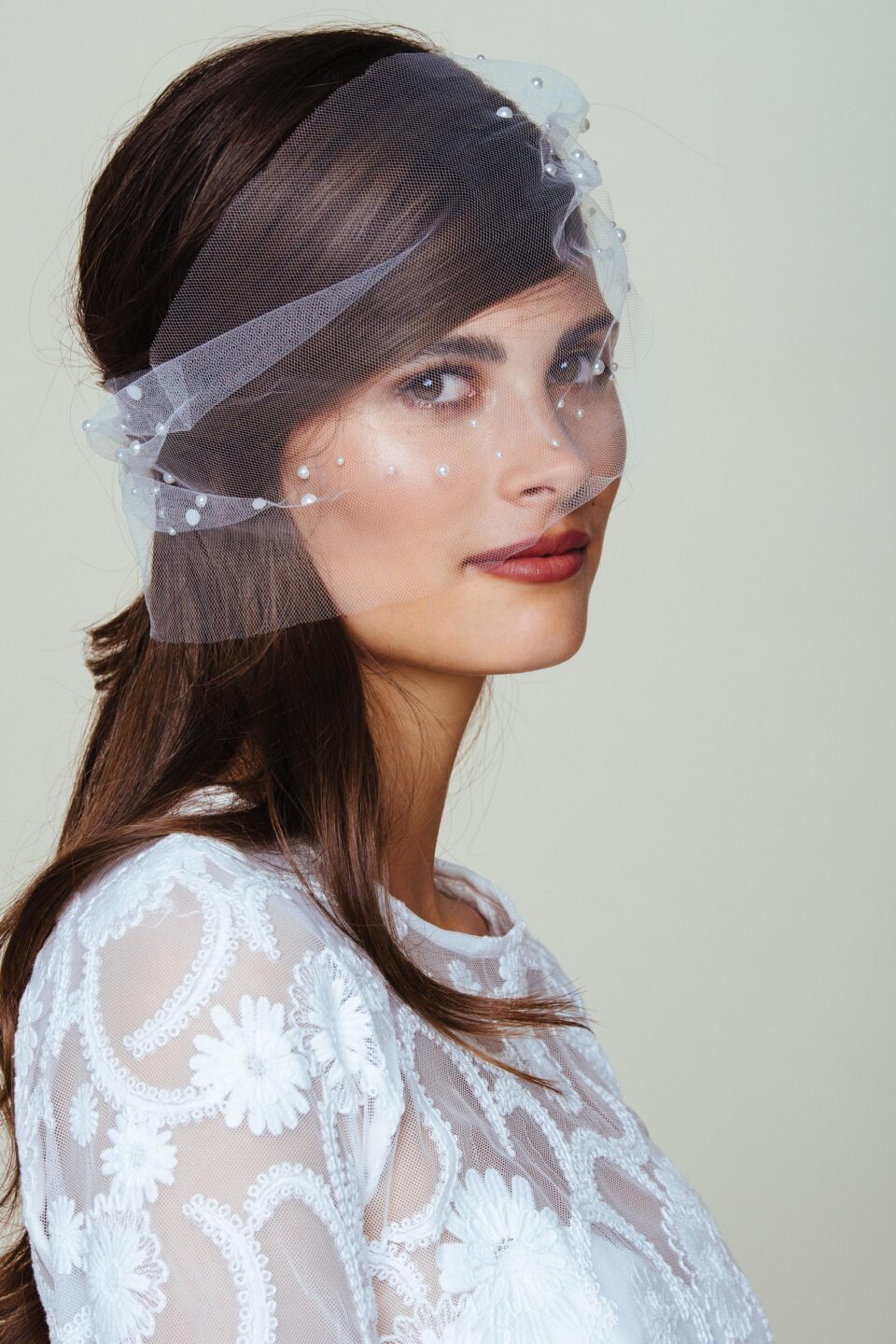 Braut mit feinem Tüll-Augen-Schleier mit aufgesetzten Perlchen