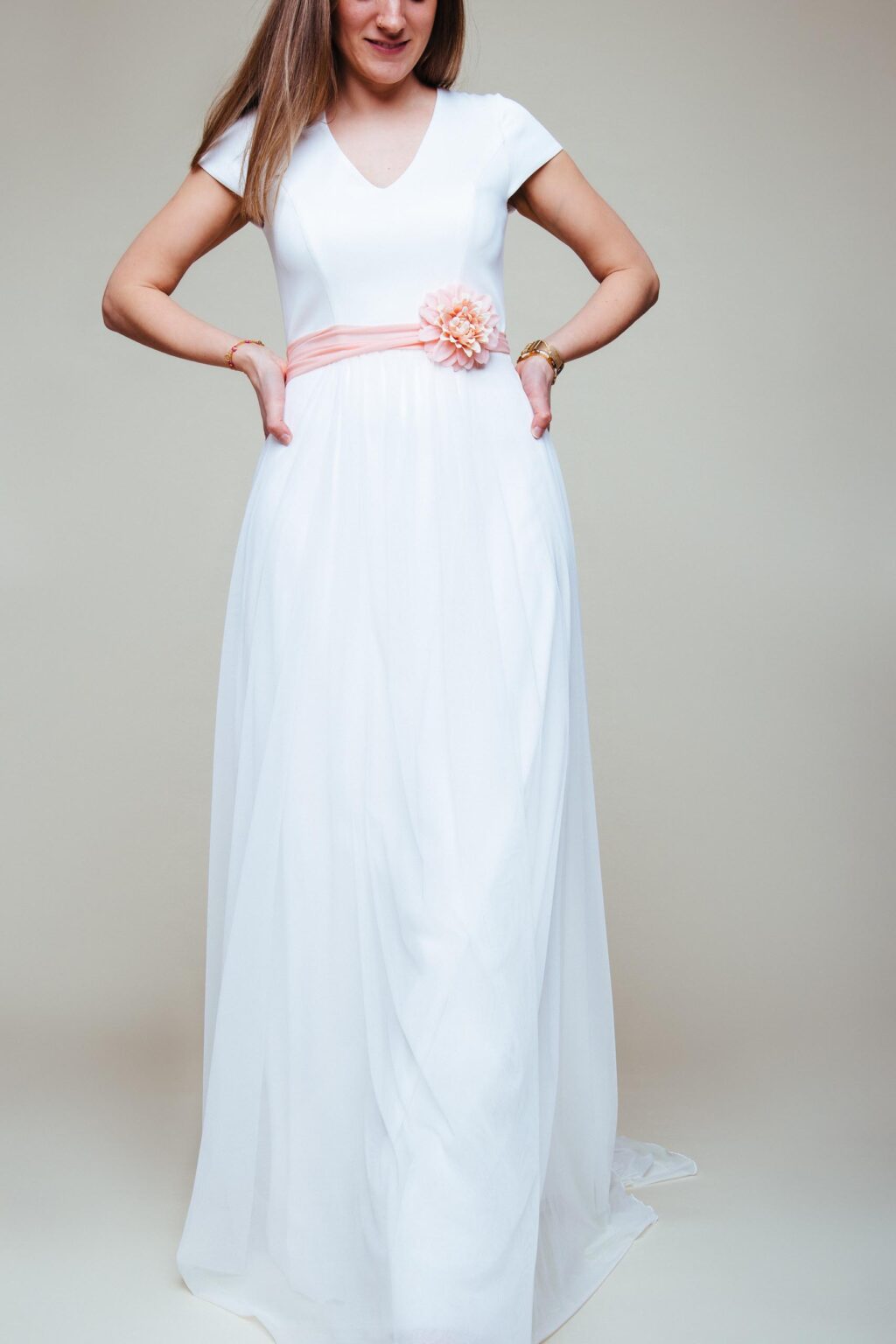 Braut im Kleid mit kurzen Ärmeln, V-Ausschnitt und Tüllrock