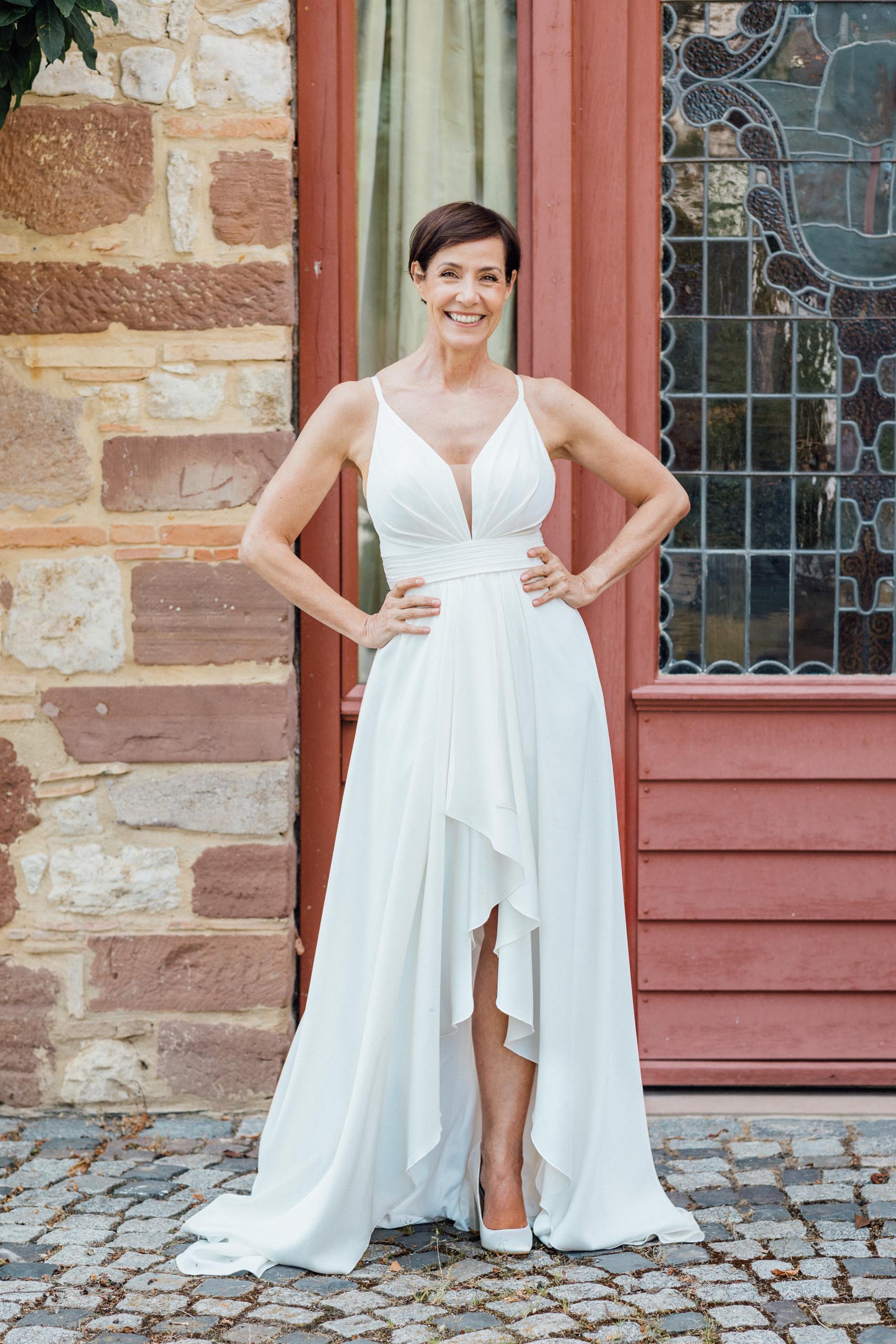 KUESSdieBLANCHE – elegantes weißes Brautkleid für eine Braut über 50 bei der zweiten Hochzeit