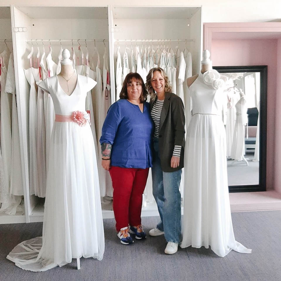 Brautkleider München: Kurvenzauber Inhaberin Marion bei der Auswahl der Brautmode für ihren Brautladen 