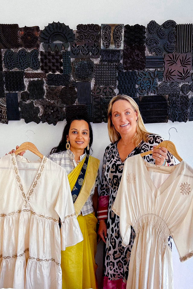 Silja von MY INDIA LOVE neben einer Inderin und beide halten ein Seidenkleid in den Händen