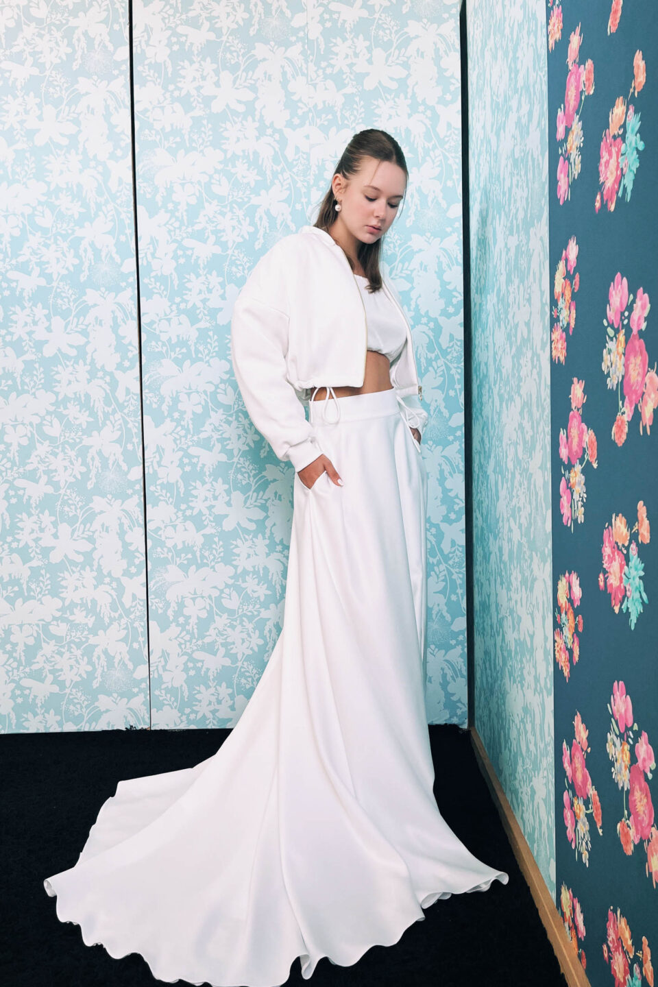 Braut mit Bomberjacke und Rock