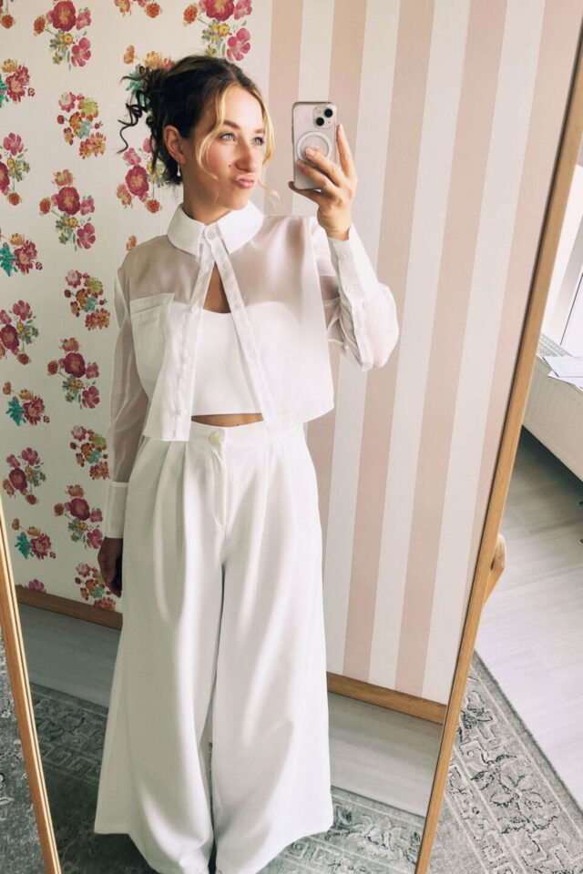 Weite Brauthose mit schimmernder Brautbluse