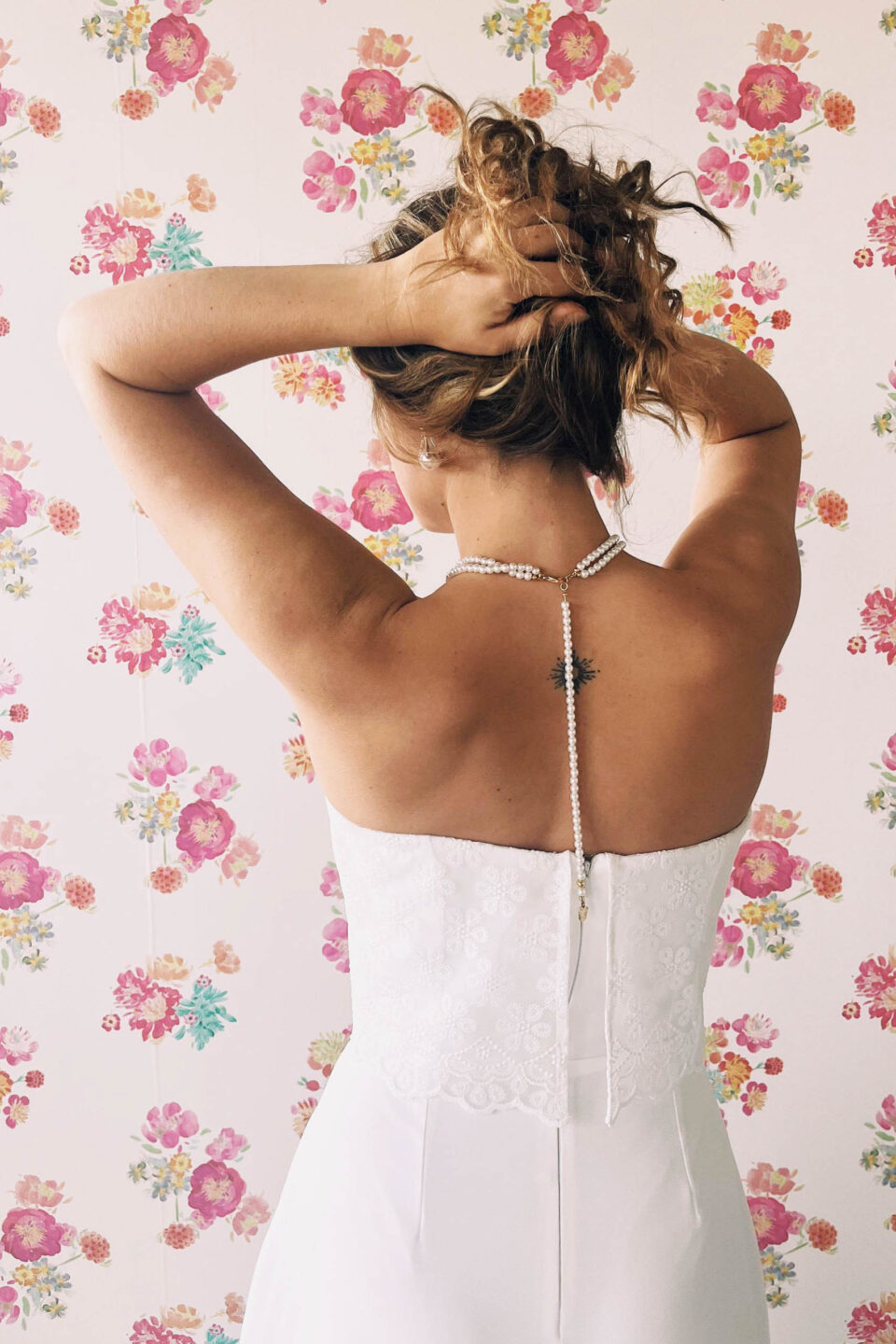 Vorsagen Brautjumpsuit mit Spitze von hinten