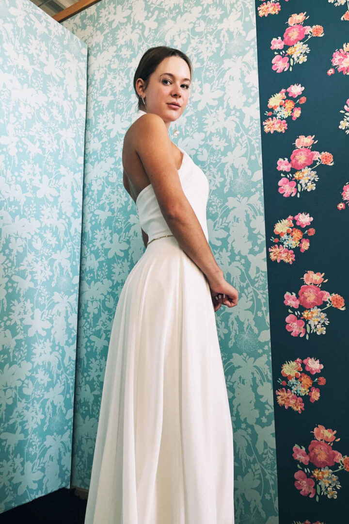 KUESSdieSILEA-10 Chiffon Brautkleid von der Seite