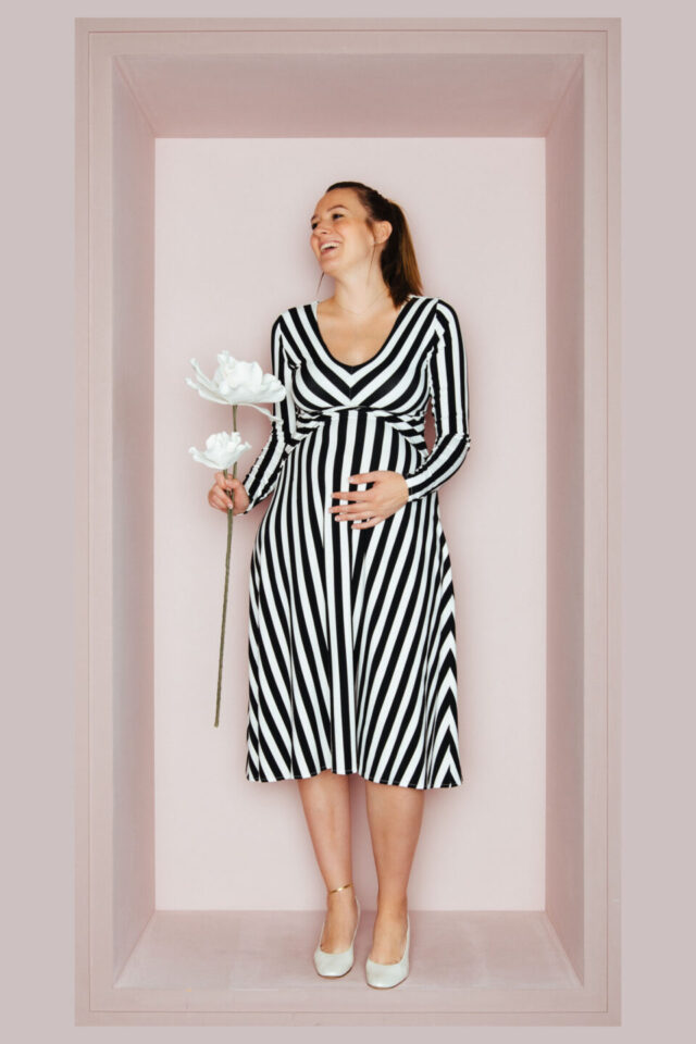 lea-schwanger-kasten Schwangere Braut im schwarz-weißen Brautkleid