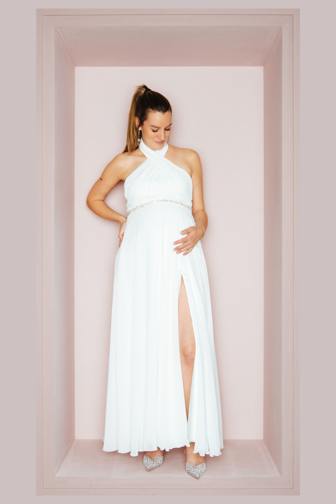 Schwangere Braut im Neckholder-Brautkleid KUESSdieSILEA mit hohem Beinschlitz