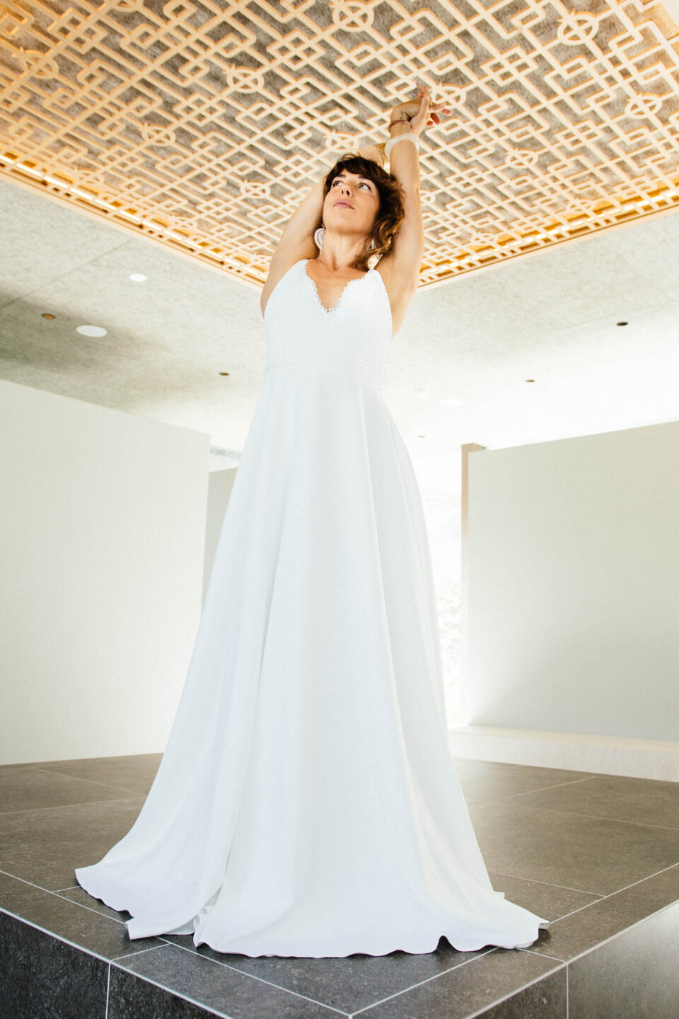 Brautkleid KUESSdieAGIRA mit V-Ausschnitt und Spaghettiträgern – Oberteil aus Mermaid Lace, Rock in A-Linie