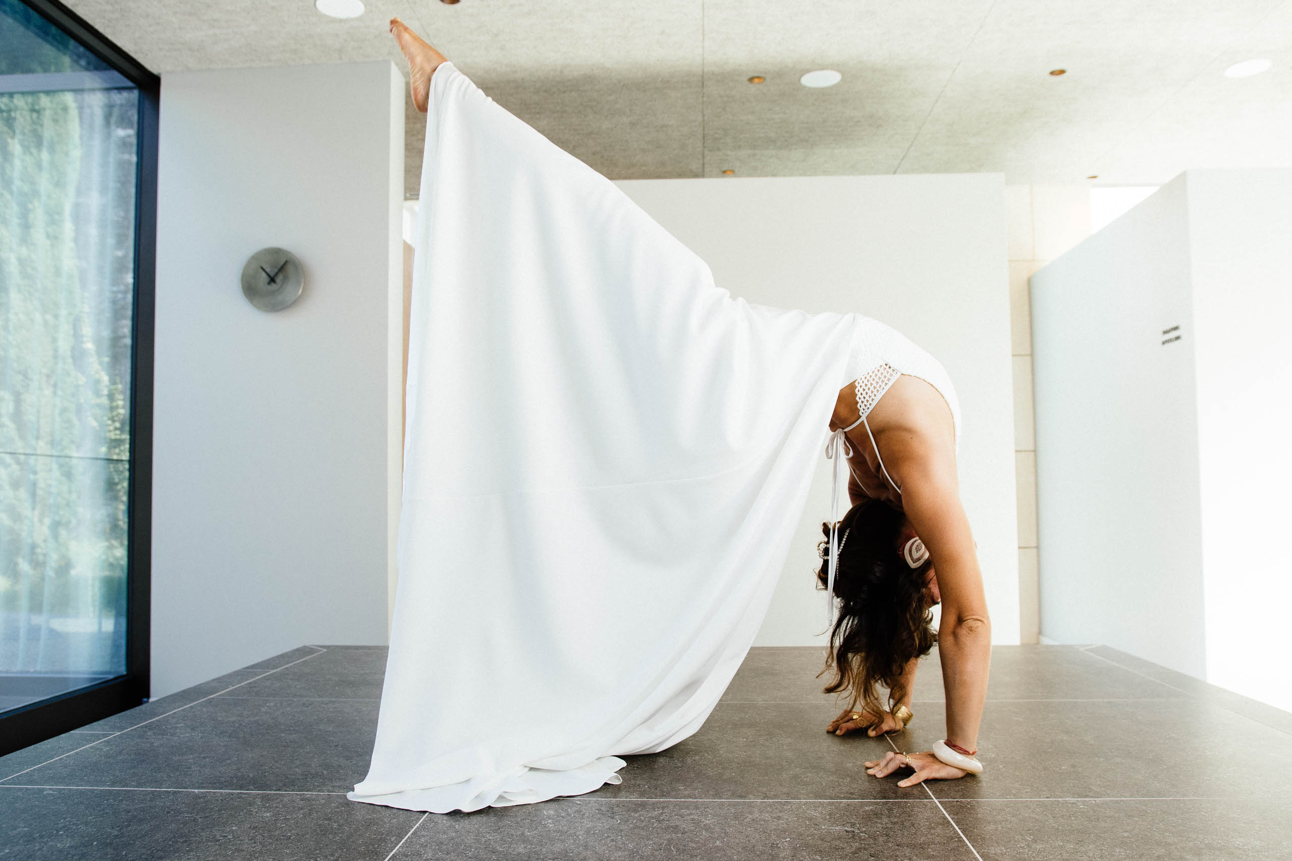 Braut im Brautkleid KUESSdieAGIRA in Yoga-Pose – fließender Double-Crepe-Rock, maximale Bewegungsfreiheit
