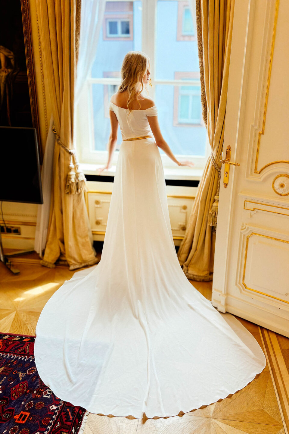 Rückenansicht Brautkleid Carlow mit Schleppe im Sonnenlicht